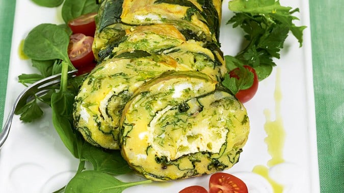 Gerolltes Spargel-Omlette mit Ricotta