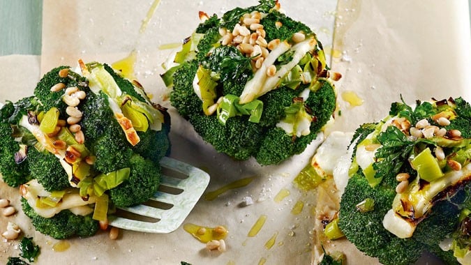 Gratinierter Brokkoli mit Lauch und Halloumi