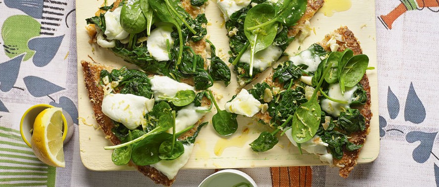 Karfiol-Pizza mit Mozzarella und Spinat