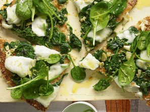 Karfiol-Pizza mit Mozzarella und Spinat