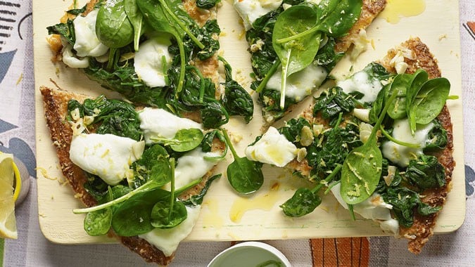 Karfiol-Pizza mit Mozzarella und Spinat