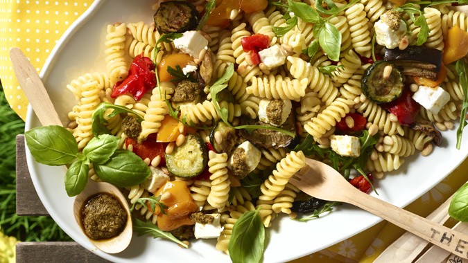 Mediterraner Nudelsalat