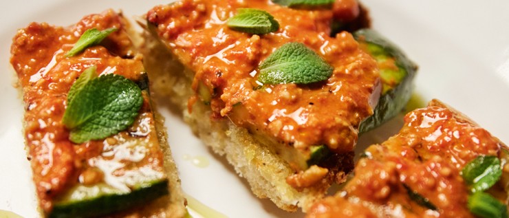 Muhammara mit gegrillter Zucchini