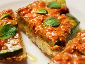 Muhammara mit gegrillter Zucchini