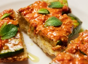 Muhammara mit gegrillter Zucchini