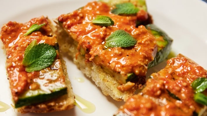 Muhammara mit gegrillter Zucchini