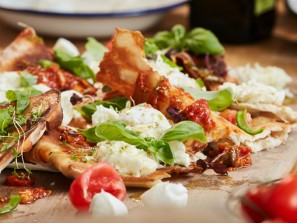 Nenis Pizza mit Büffelmozzarella