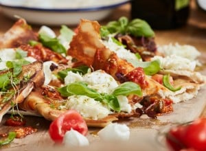 Nenis Pizza mit Büffelmozzarella