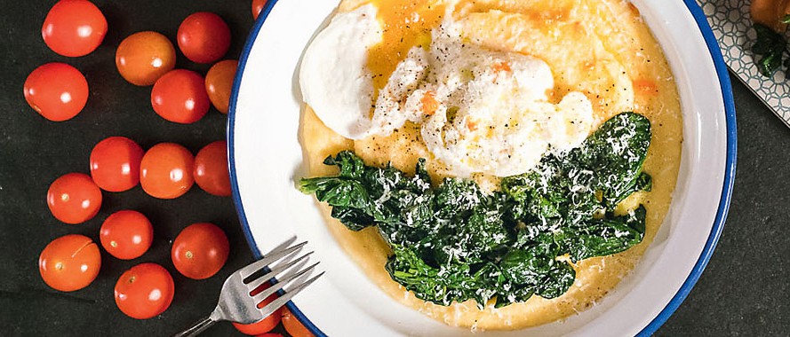 Pochiertes Ei auf Cremiger Polenta mit Spinat