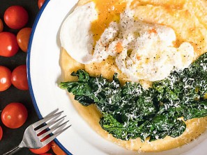 Pochiertes Ei auf Cremiger Polenta mit Spinat