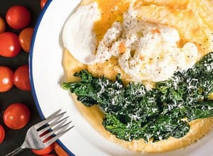 Pochiertes Ei auf Cremiger Polenta mit Spinat