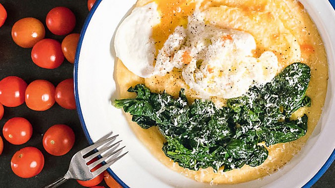 Pochiertes Ei auf Cremiger Polenta mit Spinat