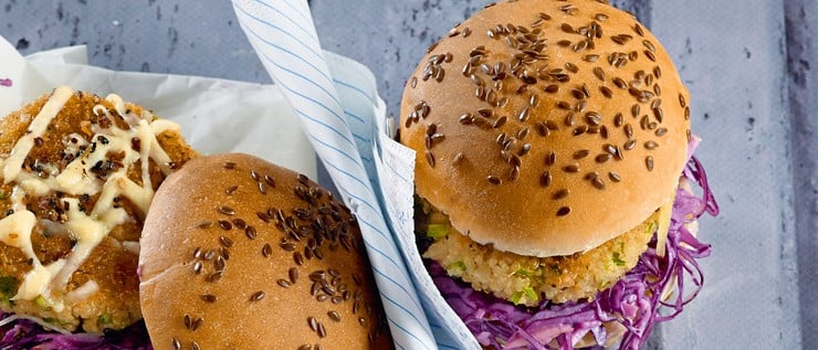 Quinoa-Burger mit Rotkraut-Apfelsalat