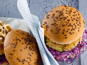 Quinoa-Burger mit Rotkraut-Apfelsalat