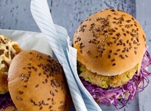 Quinoa-Burger mit Rotkraut-Apfelsalat