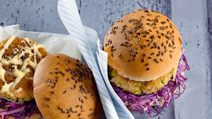 Quinoa-Burger mit Rotkraut-Apfelsalat