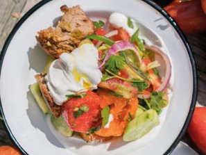 Brotsalat mit knoblauch-croutons
