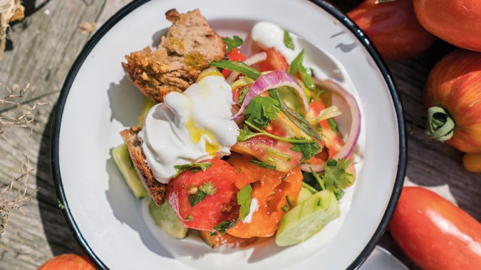 Brotsalat mit knoblauch-croutons