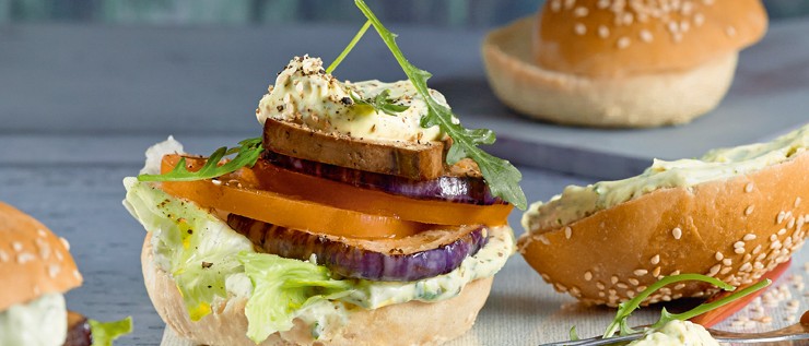 Tofu-Burger mit Melanzani und Pestocreme