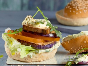Tofu-Burger mit Melanzani und Pestocreme