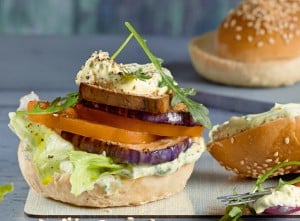 Tofu-Burger mit Melanzani und Pestocreme