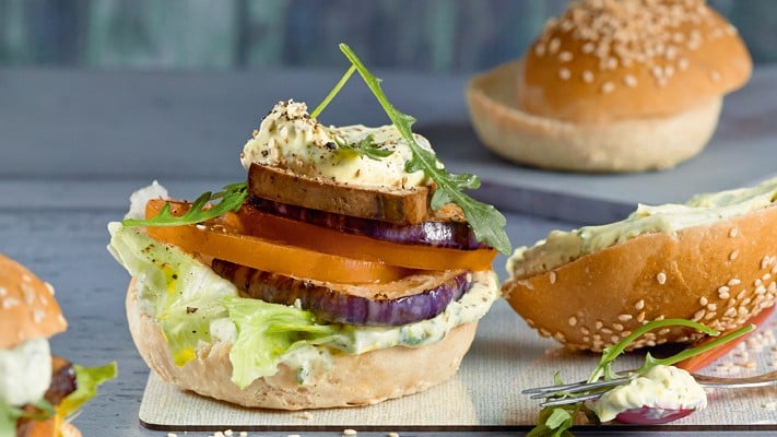 Tofu-Burger mit Melanzani und Pestocreme