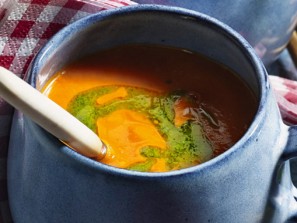 Toskanische Tomatensupper mit Basilikumöl