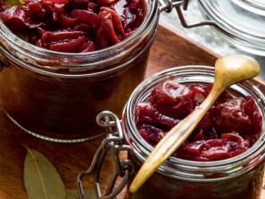 Zwiebelchutney mit Weintrauben
