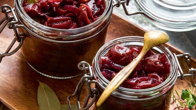 Zwiebelchutney mit Weintrauben