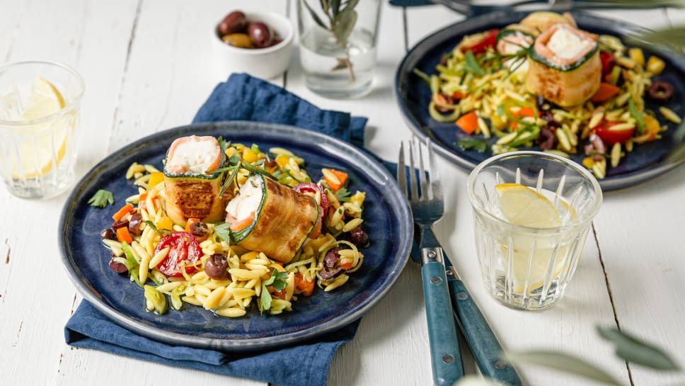 Griechischer Kritharaki Salat mit Lachsröllchen