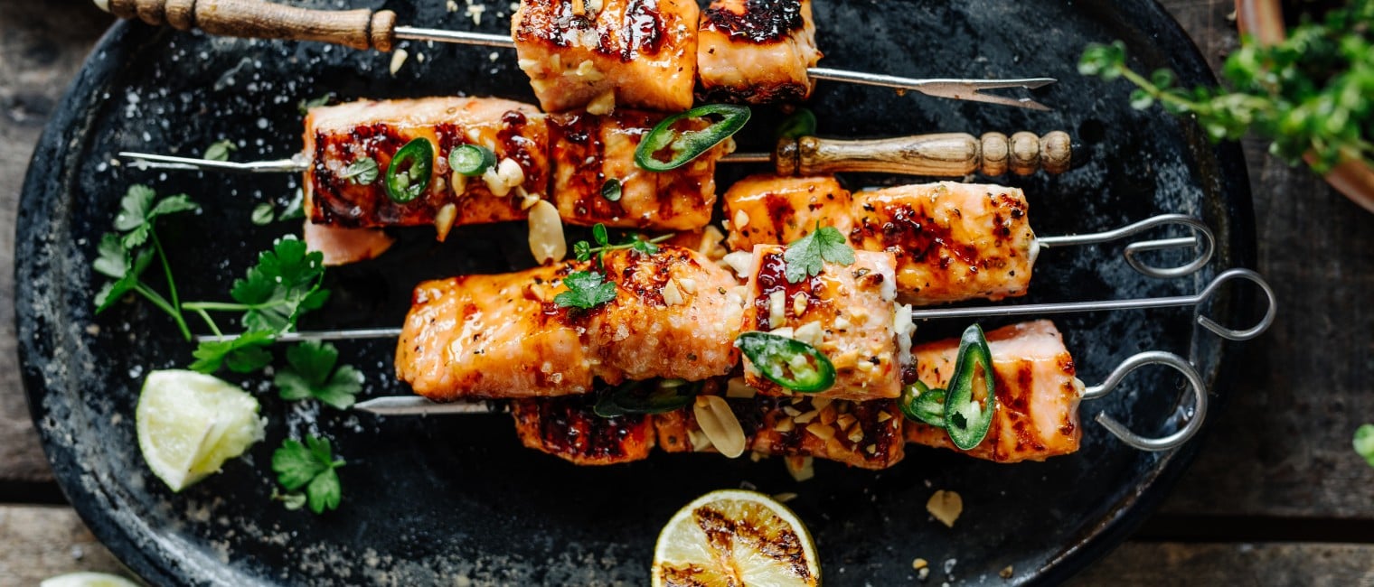 Gegrillter Sweet Chili Lachs am Spieß 