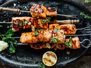 Gegrillter Sweet Chili Lachs am Spieß 