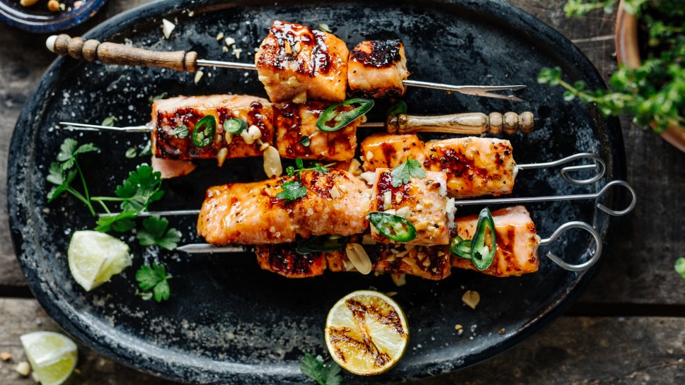 Gegrillter Sweet Chili Lachs am Spieß 