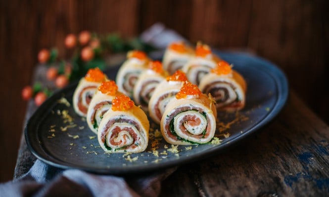 Lachsröllchen mit Frischkäse und Rucola