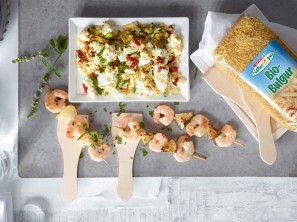 Raclette mit Bulgur und Garnelen-Limetten-Spießen