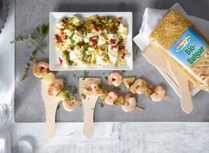 Raclette mit Bulgur und Garnelen-Limetten-Spießen