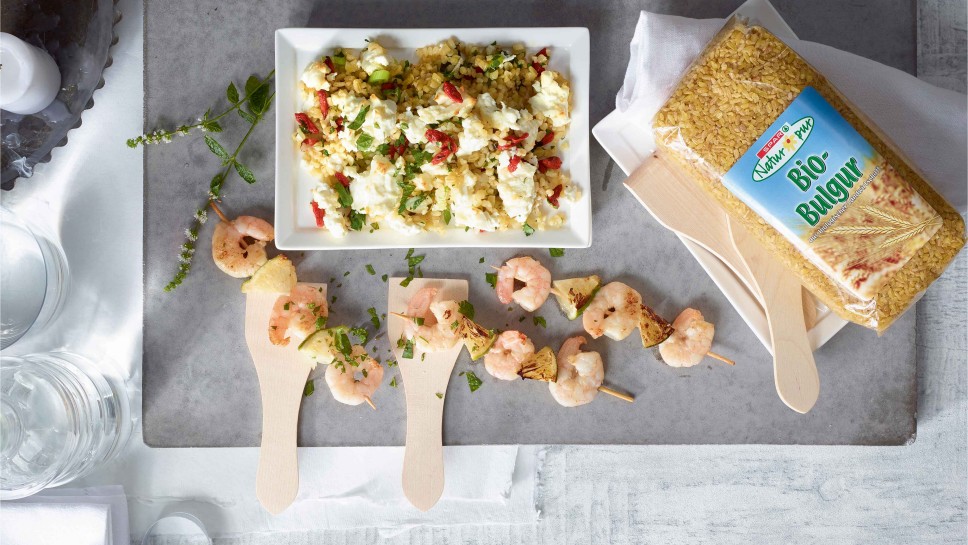 Raclette mit Bulgur und Garnelen-Limetten-Spießen