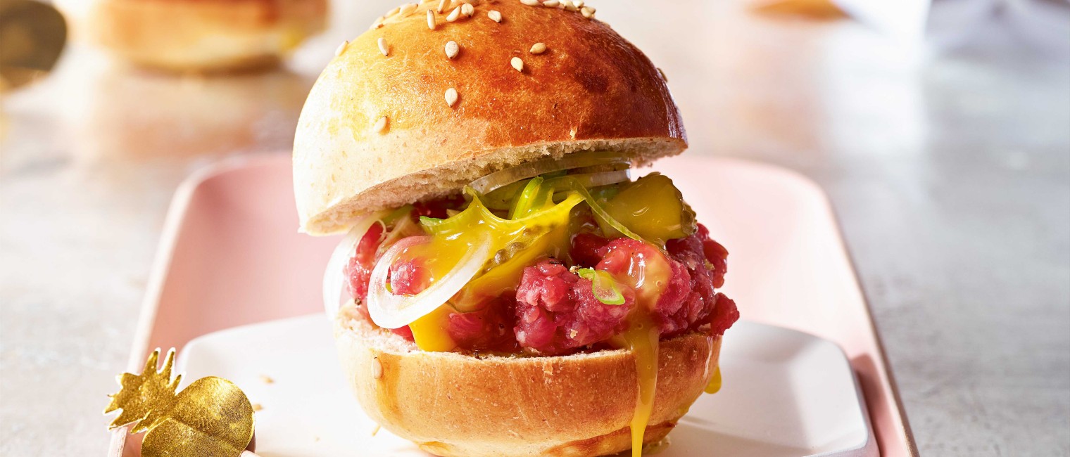 Baby-Burger mit Beef-Tatar und scharfem Dotter