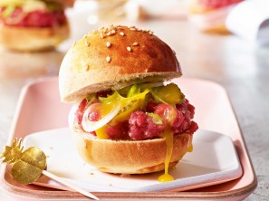 Baby-Burger mit Beef-Tatar und scharfem Dotter
