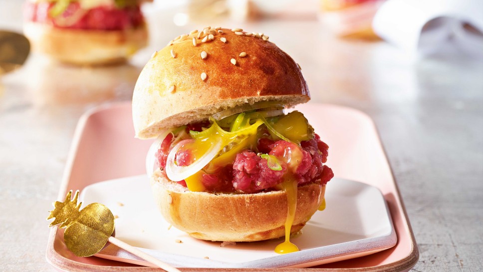 Baby-Burger mit Beef-Tatar und scharfem Dotter