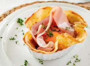 Buchweizen-Palatschinken mit Osterschinken-Spiegelei