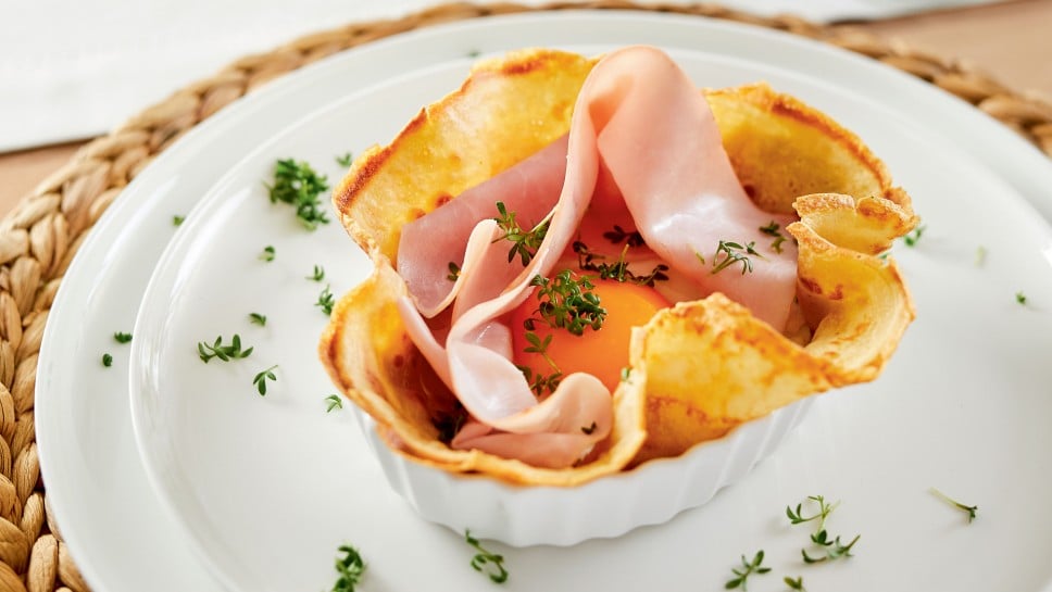 Buchweizen-Palatschinken mit Osterschinken-Spiegelei