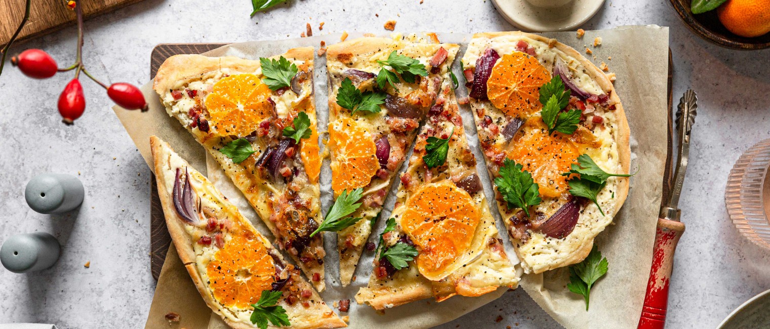 Flammkuchen mit Camembert und Mandarinen