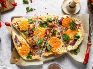 Flammkuchen mit Camembert und Mandarinen