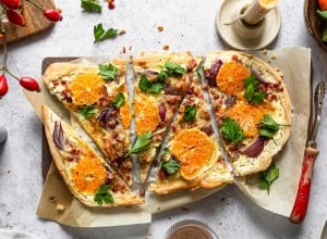 Flammkuchen mit Camembert und Mandarinen