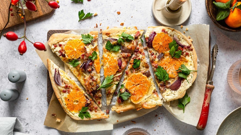 Flammkuchen mit Camembert und Mandarinen