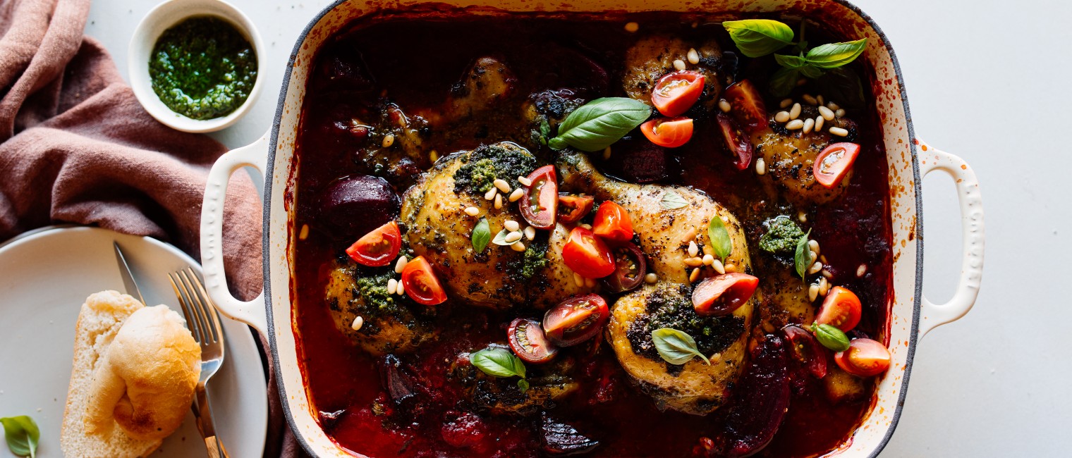 Hendlkeulen mit Kräutern, Gemüse und Parmesan