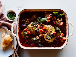 Hendlkeulen mit Kräutern, Gemüse und Parmesan