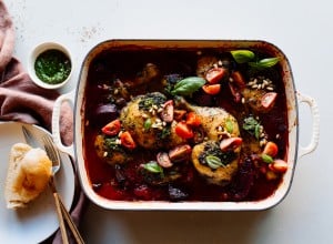 Hendlkeulen mit Kräutern, Gemüse und Parmesan