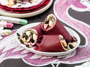 Pinke Palatschinken mit Hendl